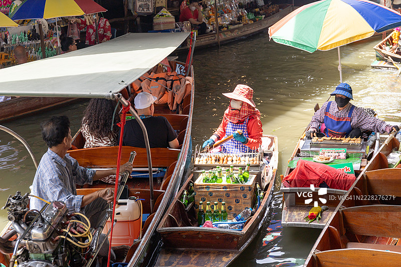 泰国拉差布里省的达姆农沙杜克运河上的达姆农沙杜克水上市场图片素材