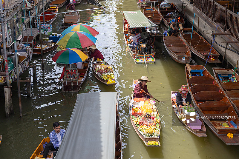 泰国拉差布里省的达门沙杜克运河上的达门沙杜克水上市场图片素材