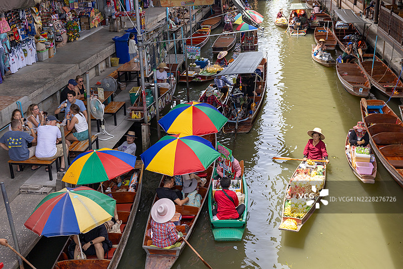 泰国拉差布里省的达姆农沙杜克运河上的达姆农沙杜克水上市场图片素材