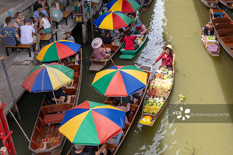 泰国拉差布里省的达门沙杜克运河上的达门沙杜克水上市场图片素材
