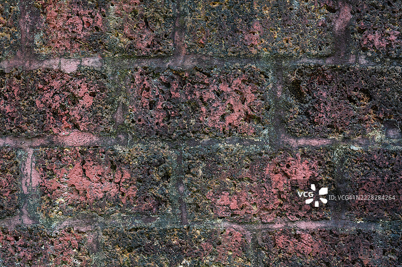 全景拍摄的红土石墙纹理及背景。图片素材