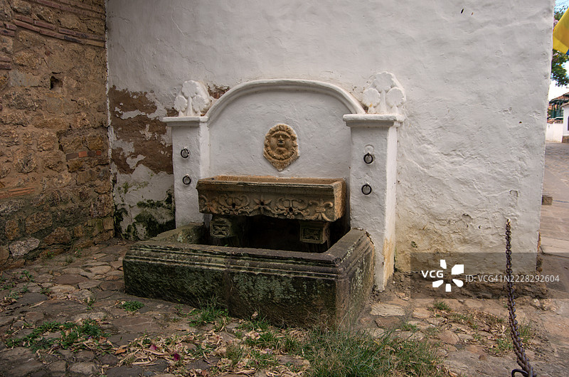 哥伦比亚博亚卡省莱瓦别墅的古董石饮水槽图片素材