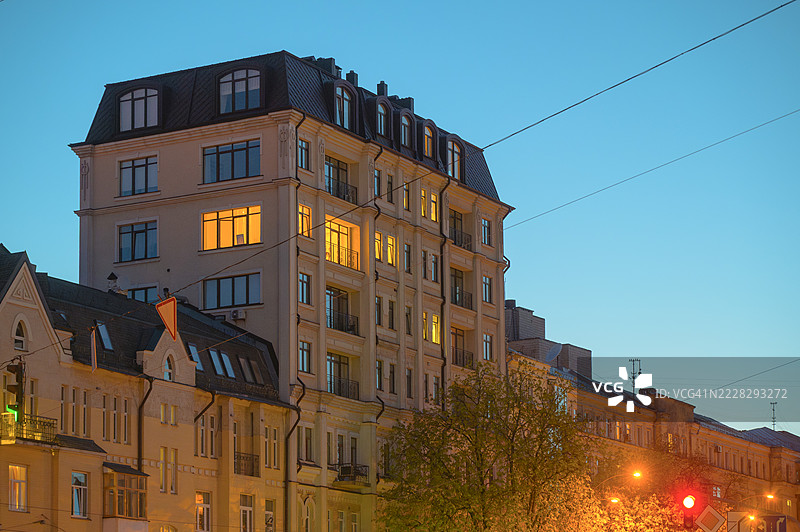 温暖的灯光照亮基辅的历史建筑，黄昏时分图片素材