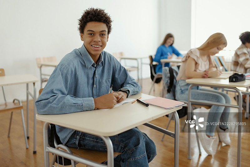 年轻学生在课堂上看着镜头图片素材