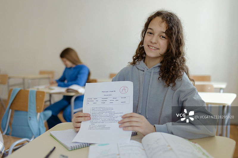 成功的学生在小学班级中获得A+测试成绩图片素材