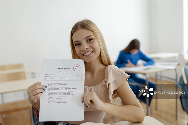成功的学生在小学班级中获得A+测试成绩图片素材