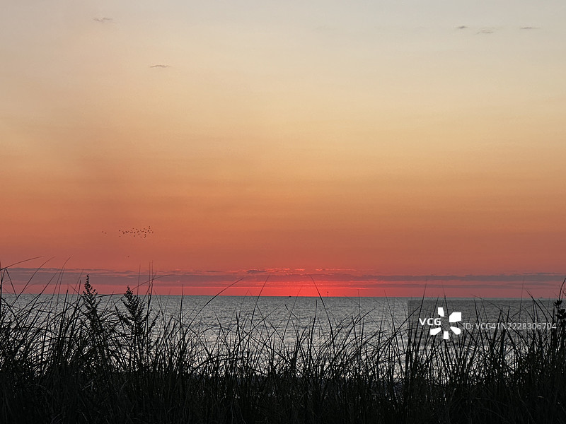 八月黎明前的光线图片素材