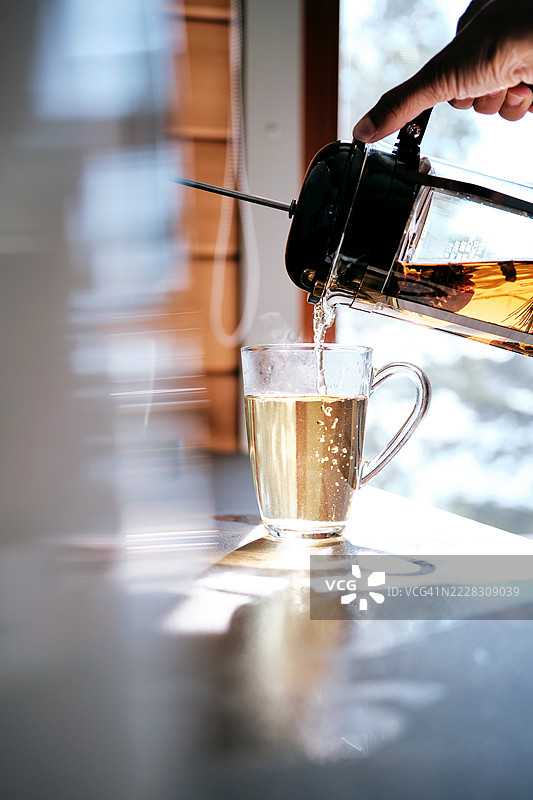 透明杯装着香气四溢的绿茶。图片素材