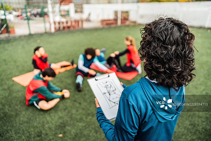 女教练为足球队制定比赛策略图片素材