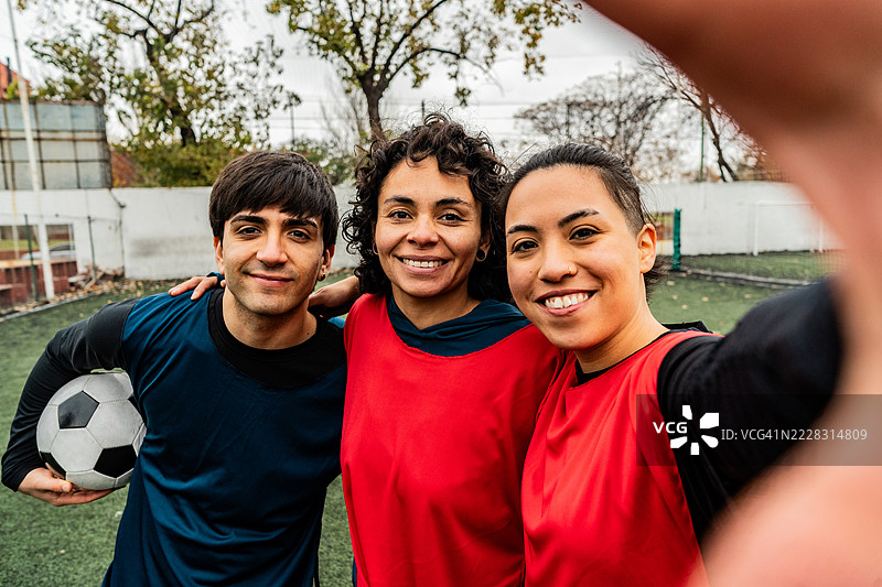 男女性足球运动员在场上自拍 - 摄影机视角图片素材