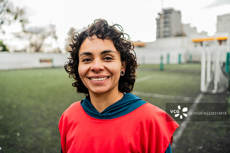 女足球运动员在球场上的肖像图片素材