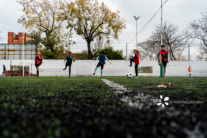 男女球员在足球比赛前一起拉伸图片素材