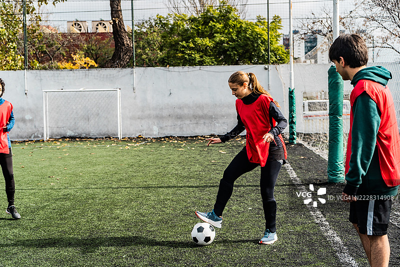 女性球员在足球训练中练习图片素材