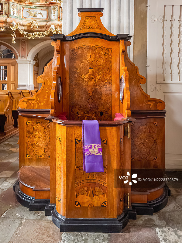 教堂里一座美丽的木制忏悔室图片素材