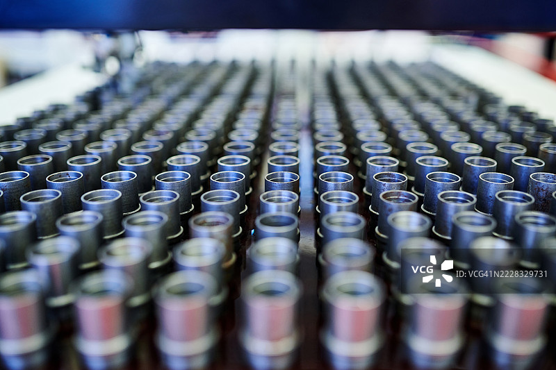 工作台上的金属零件排成一排图片素材