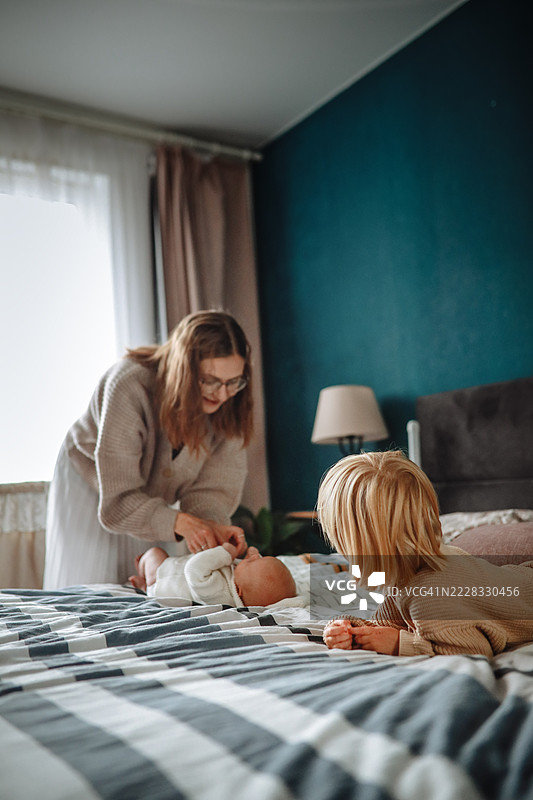 妈妈的力量：同时照顾新生儿和幼儿图片素材