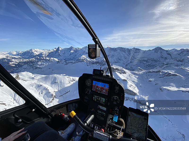 阿尔卑斯直升机飞越山脉，驾驶舱视角图片素材