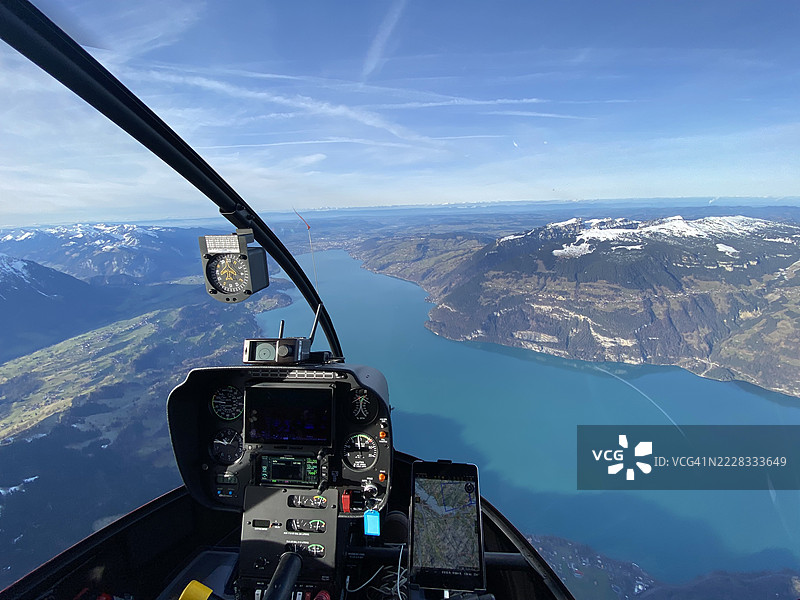 阿尔卑斯直升机飞越山脉，驾驶舱视角图片素材