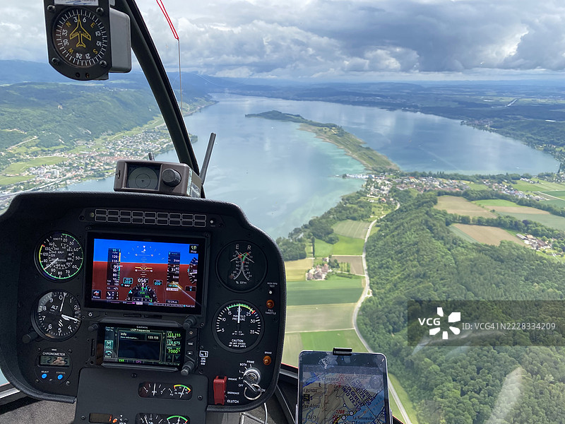阿尔卑斯直升机飞越山脉，驾驶舱视角图片素材