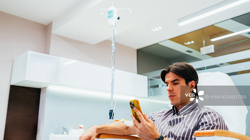 男子在美容诊所接受静脉维生素治疗图片素材