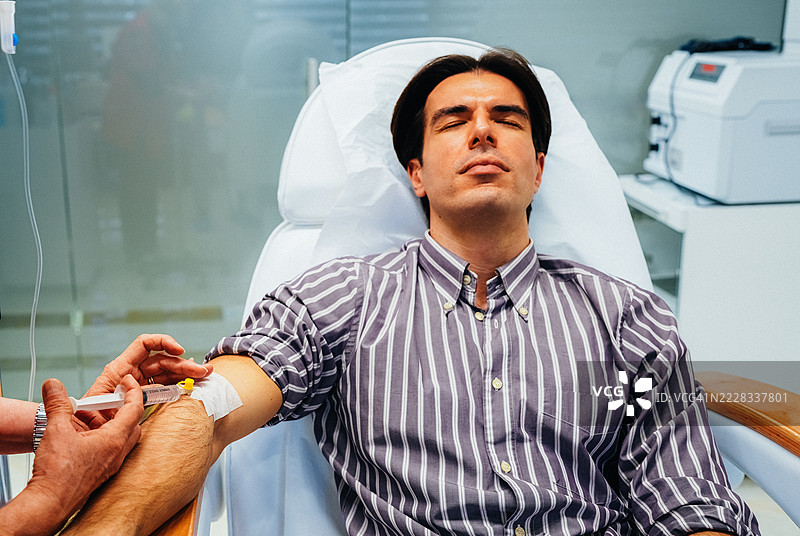 男子在美容诊所接受静脉维生素疗法图片素材