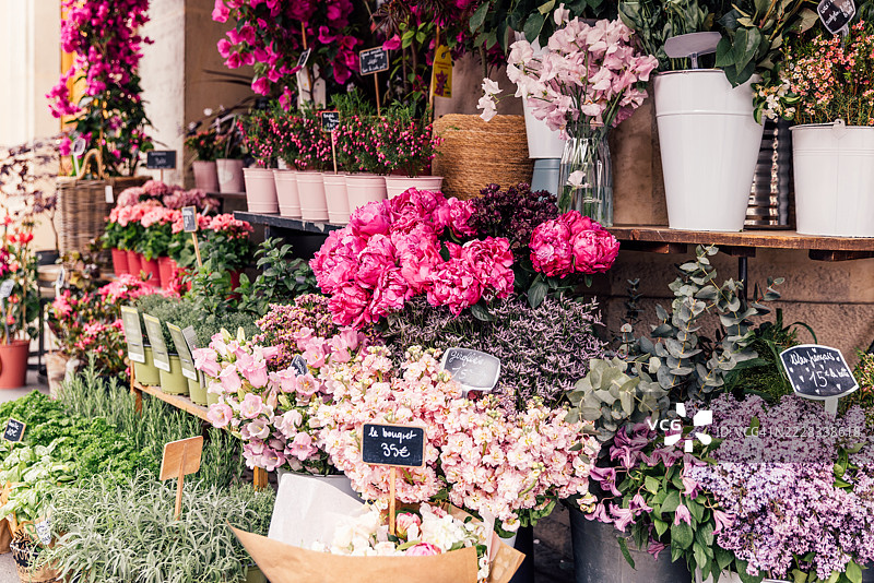 春季在法国巴黎的花店出售美丽的花束图片素材