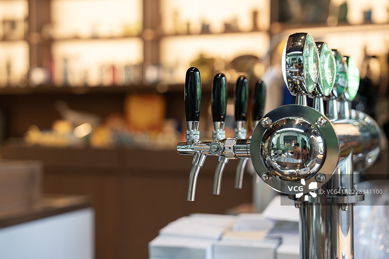微酿酒厂的啤酒龙头特写图片素材