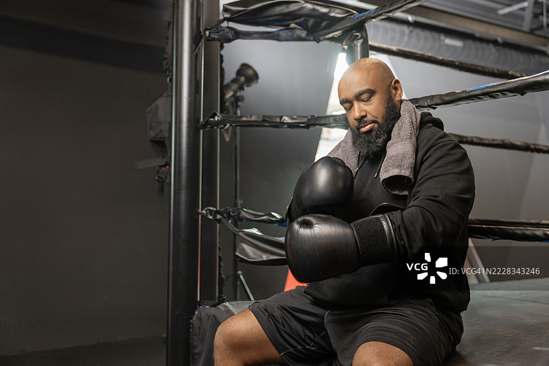 在拳击馆锻炼的英俊有胡子的黑人男子肖像图片素材