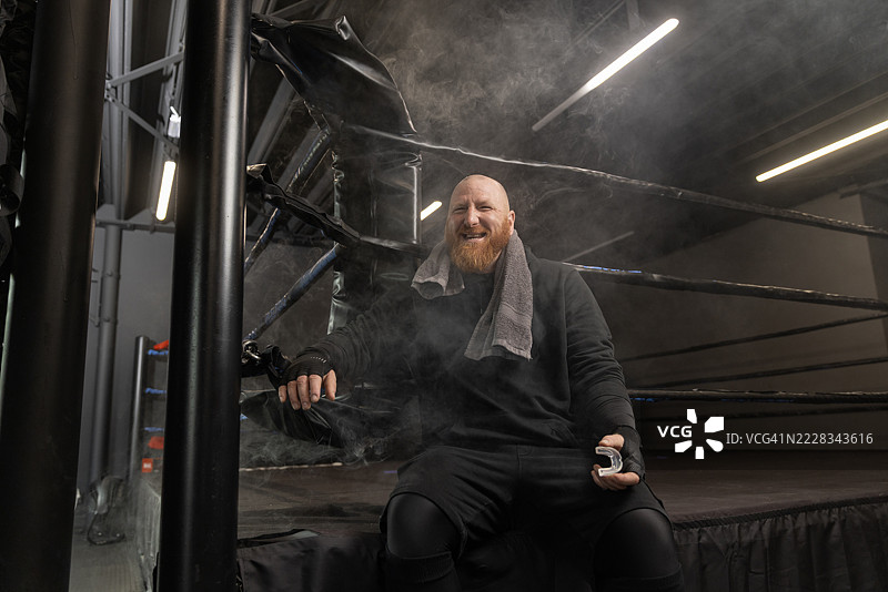 一位英俊的红发老人在拳击馆锻炼的肖像图片素材