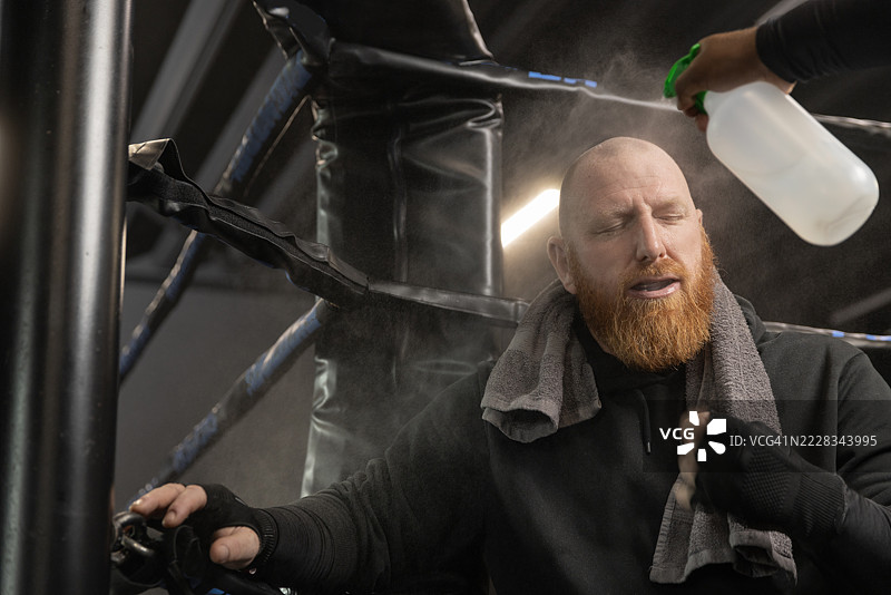 一位英俊的红发老人在拳击健身房锻炼的肖像图片素材