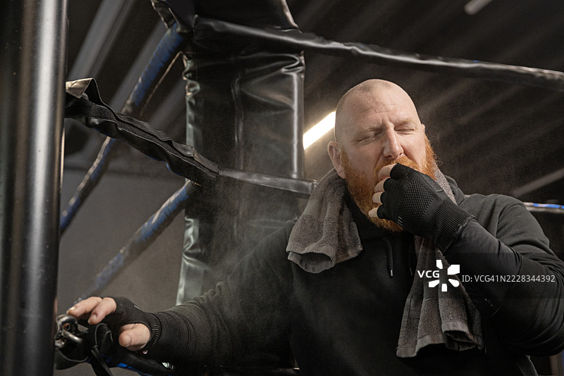 一位英俊的红发老人在拳击健身房锻炼的肖像图片素材