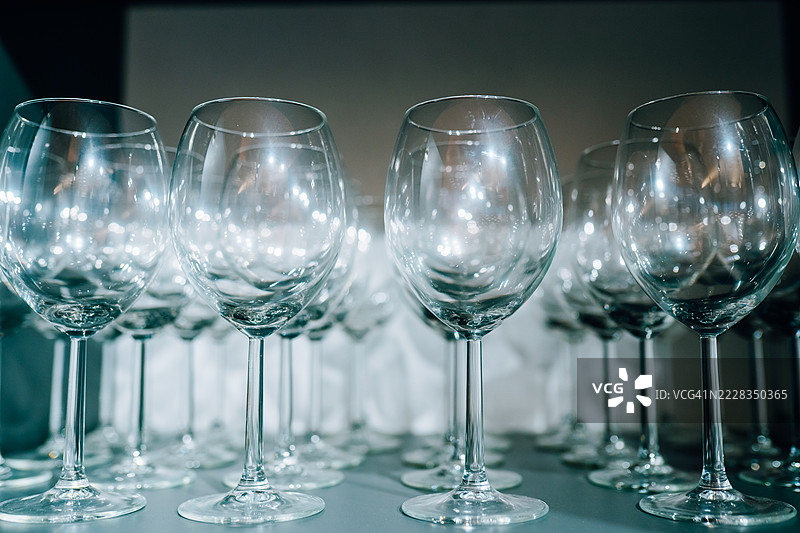空酒杯在柔和的光线下闪耀，静静地放在橱柜里图片素材