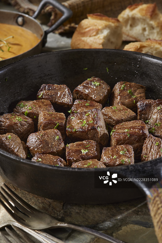 中等偏生的顶级西冷牛排块图片素材