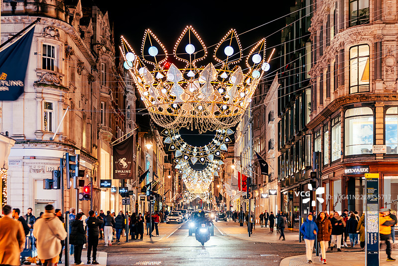 伦敦新邦德街的奢华精品店装饰着巨大的皇冠形状圣诞灯饰图片素材