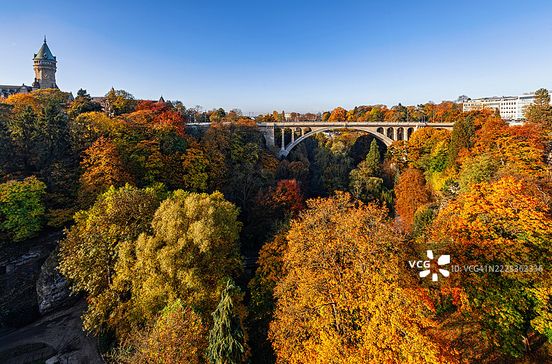 卢森堡市阿道夫桥的秋季美景图片素材