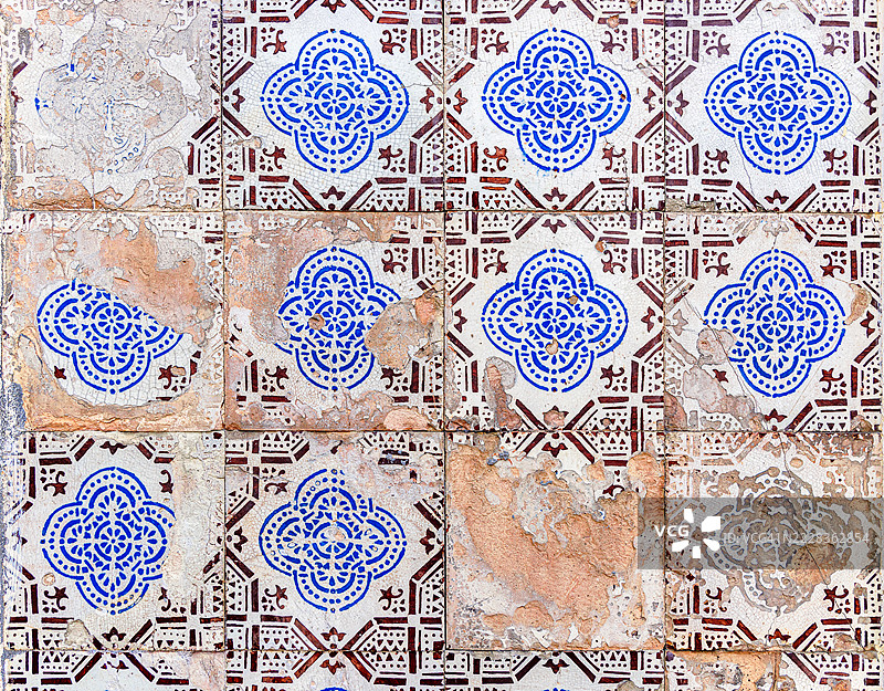 在葡萄牙里斯本，磨损的蓝色花卉图案的阿祖莱霍瓷砖图片素材
