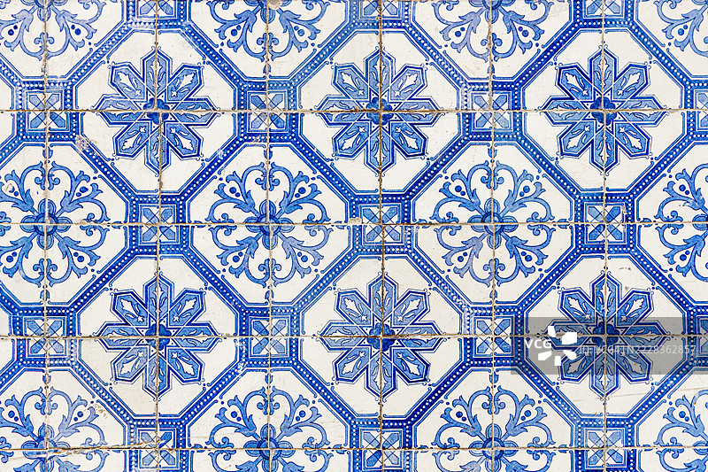 传统的蓝白色阿祖莱霍瓷砖，带有花卉和几何图案图片素材