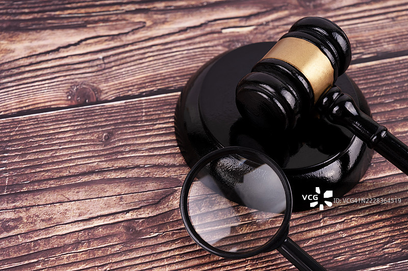 法槌和放大镜图片素材