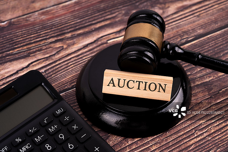 拍卖概念：法槌与计算器图片素材