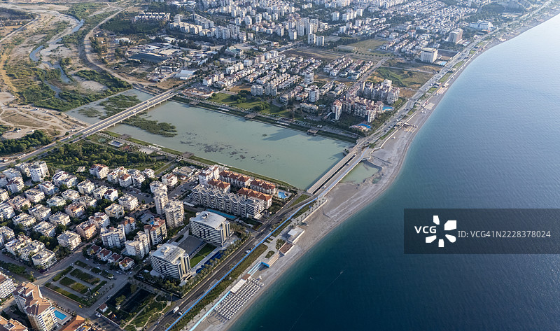 博阿恰伊河和安塔利亚孔亚尔提海滩的鸟瞰图，土耳其图片素材
