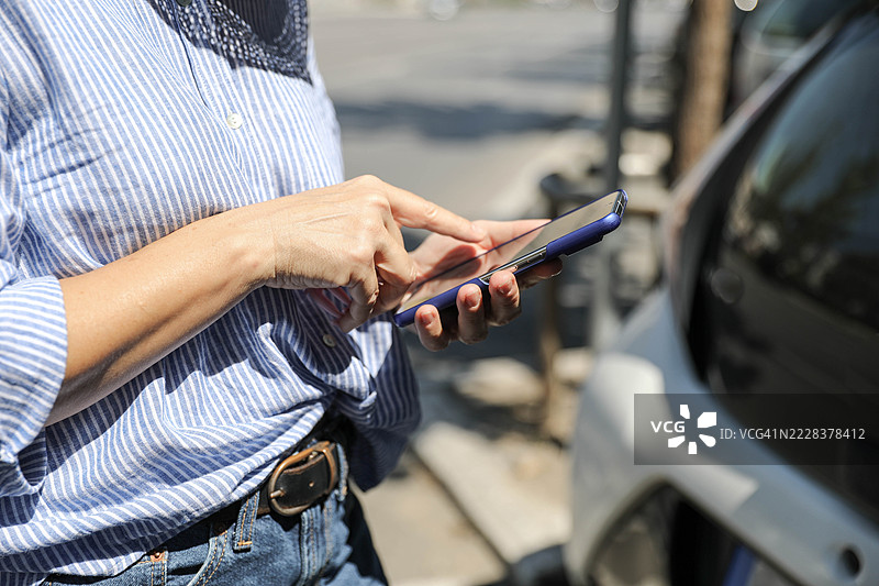 户外使用在线银行应用的老年女性图片素材