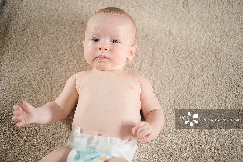 婴儿男孩的手图片素材