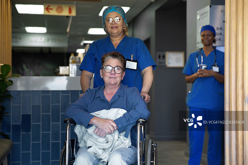 女性患者坐在轮椅上离开医院图片素材