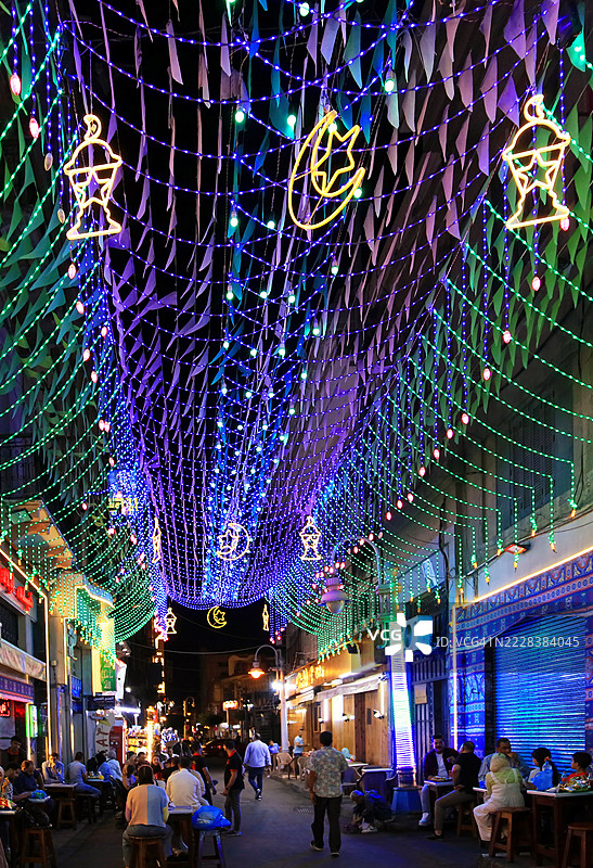 埃及亚历山大市中心的“拉姆拉车站”装饰街道夜景。图片素材