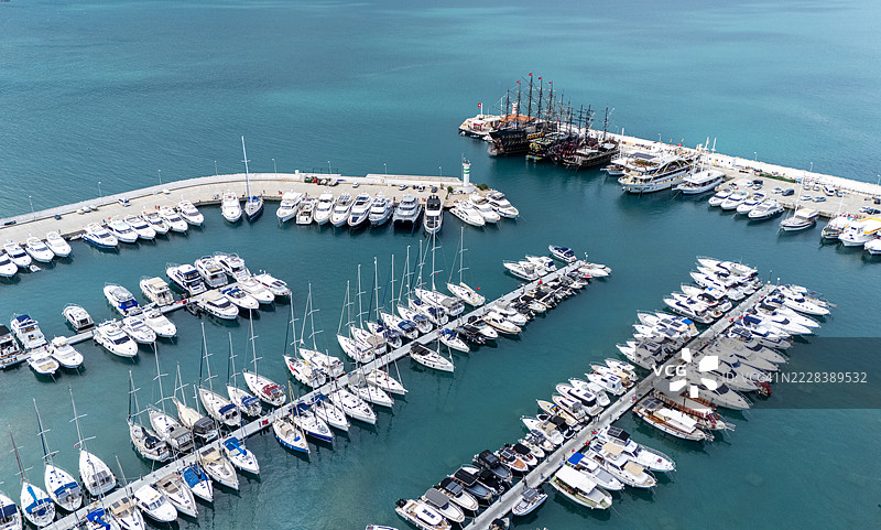 土耳其安塔利亚的凯梅尔码头美景，停满了游艇和船只图片素材