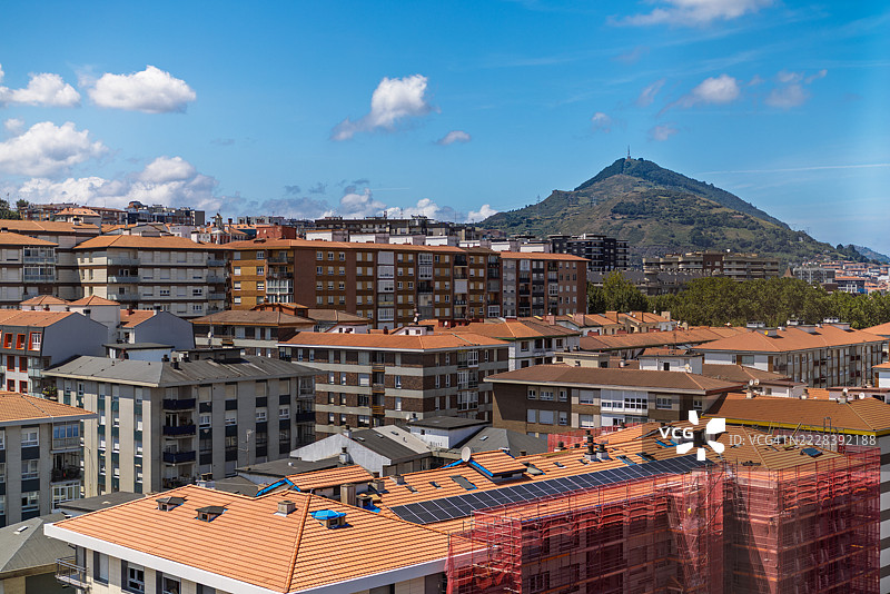 葡尔图加莱的屋顶与塞兰特斯山背景图片素材