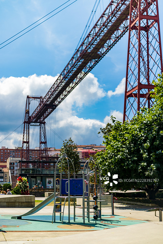 历史悠久的运输桥横跨儿童游乐区图片素材