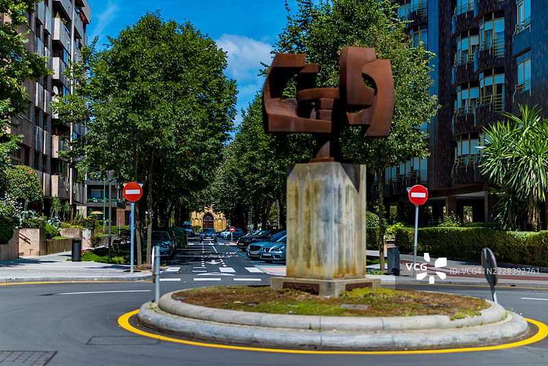 城市环形交叉口的抽象金属雕塑图片素材