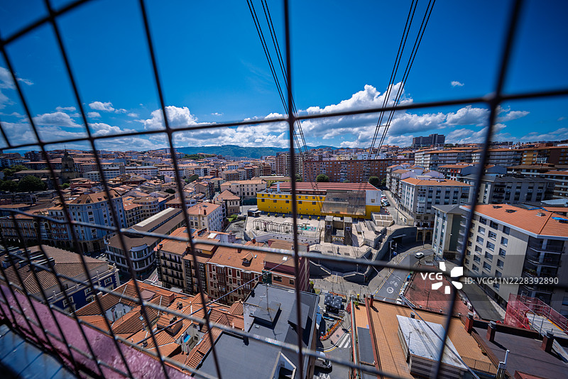 通过比斯开桥网格俯瞰葡尔图拉特城市景观图片素材