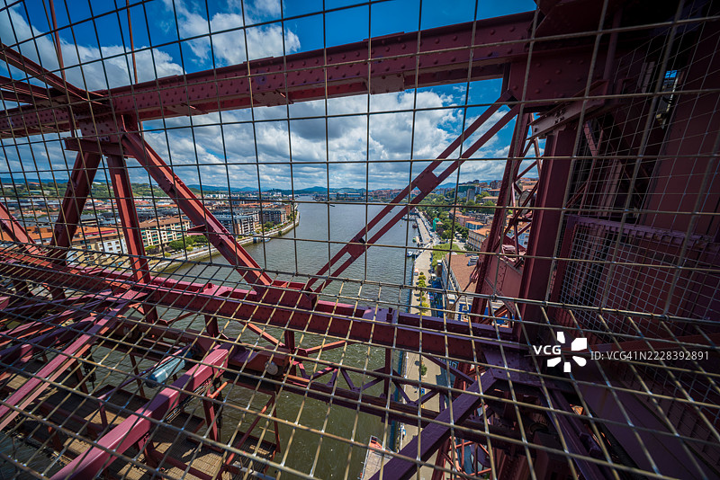 从比斯开桥结构俯瞰内尔维翁河景色图片素材